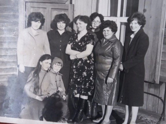 Коллектив станции, апрель 1985 год-Жаренкова Наталья, Боракшинова (Чешко) Татьяна, Выходцева Людмила, Виноградова Лидия, Мальцева (Жукович) Наталья, работник станции Роза, Чурикова Людмила