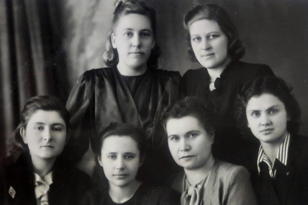 Коллектив отдела - Данилина, Козловская, Петрова, Уласенко, Родина, Цветкова (1954 г)